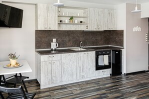 Frigorífico, horno, placa de cocina y cafetera o tetera