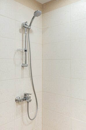 Douche, séchoir à cheveux, serviettes fournies, savon