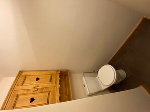 Baignoire, sèche-cheveux, serviettes fournies, savon