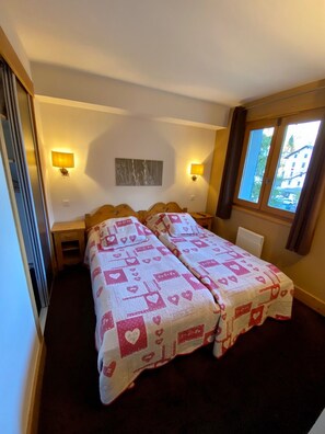 2 chambres, chambres insonorisées, fer et planche à repasser