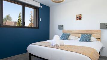6 bedrooms, WiFi, bed sheets