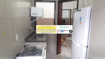 Geladeira, micro-ondas, cooktop, talheres/pratos/utensílios de cozinha