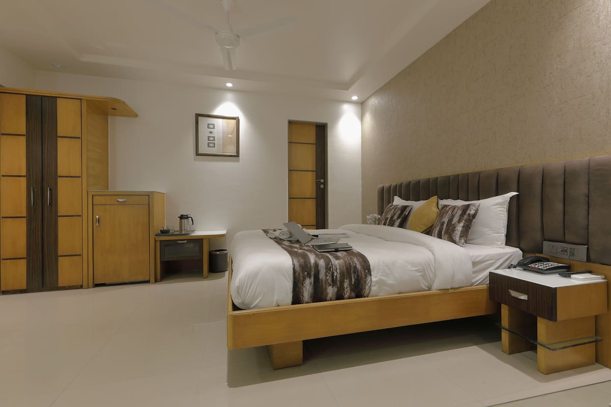 Un dormitorio moderno con una cama de madera, mesitas de noche y armarios empotrados.