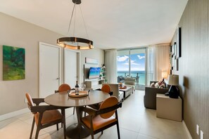 Dining - Luxe Stay- Pool, Gym, Oceanfront in Hollywood (Hollywood)