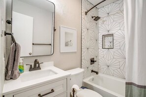 Baignoire, sèche-cheveux, serviettes fournies