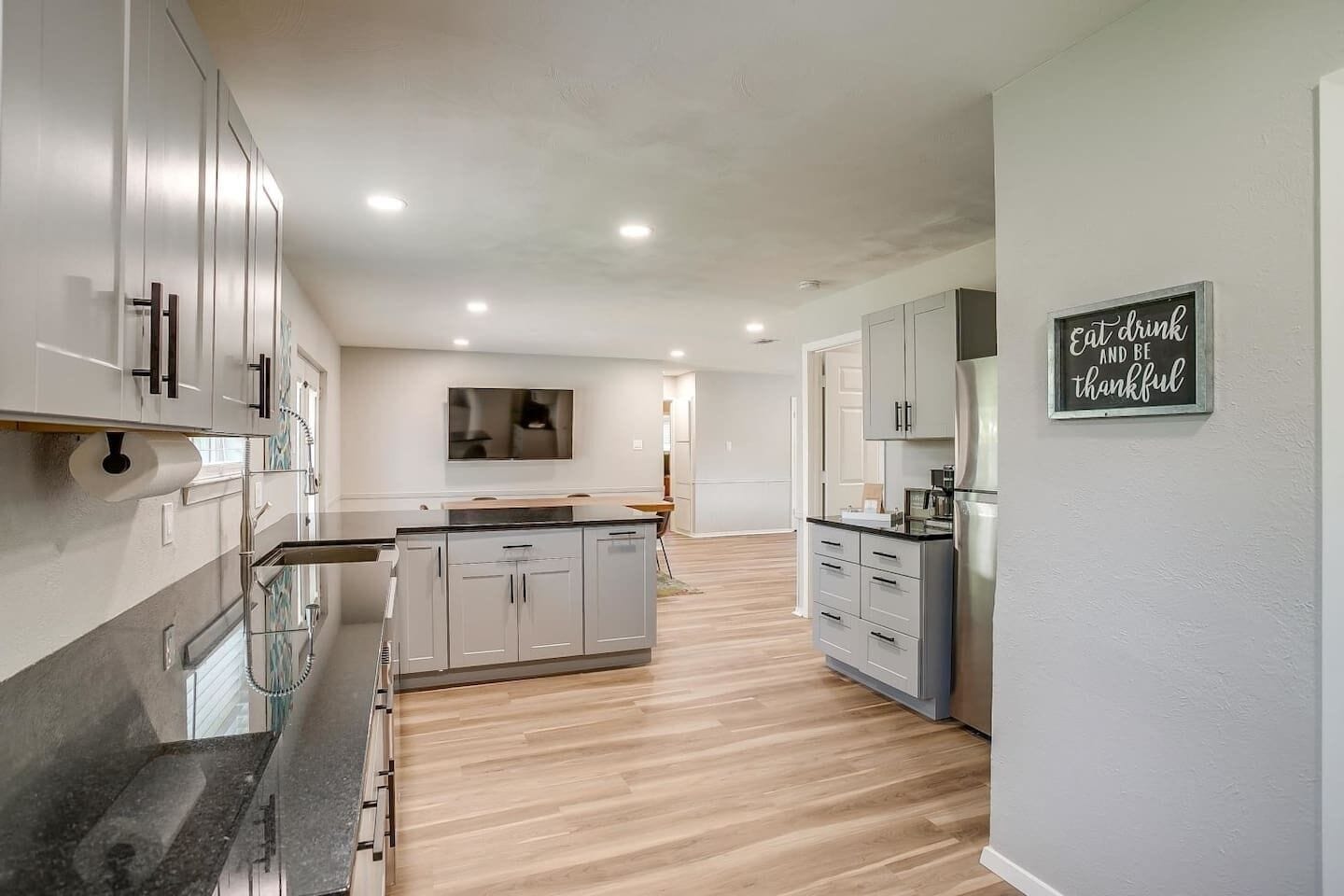 Frigorífico, microondas, horno y placa de cocina