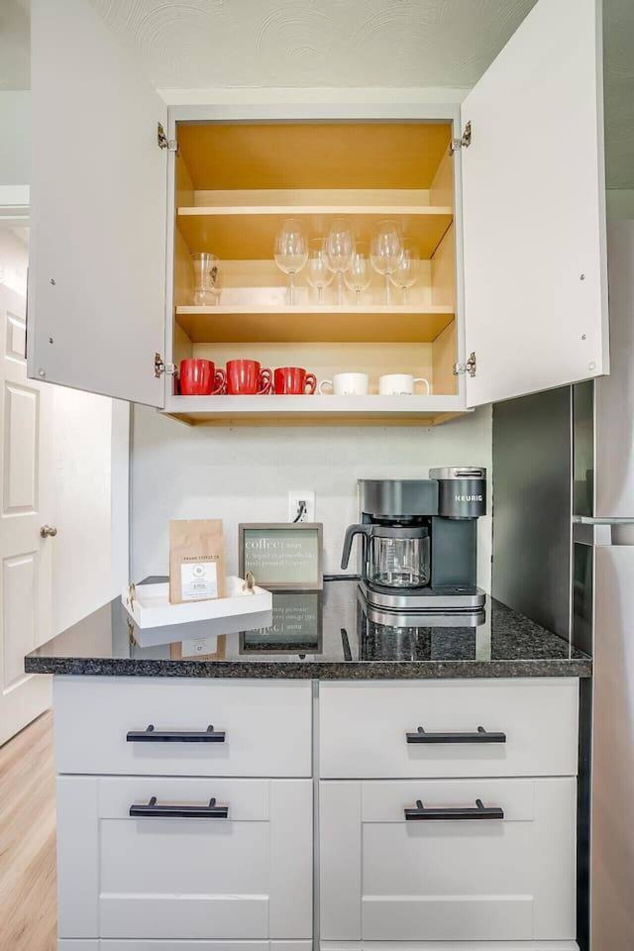 Coffee/tea maker, fridge, microwave, oven