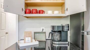 Coffee/tea maker, fridge, microwave, oven