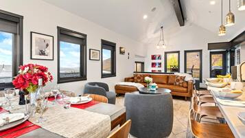 Studio (4 Bedrooms) | Dining