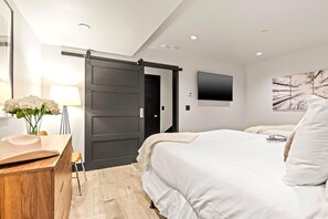 Studio (4 Bedrooms) | 3 kamar tidur, ruang kerja ramah laptop, dan setrika/meja setrika