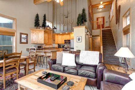 Studio (3 Bedrooms) | Living room | TV, fireplace