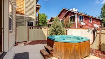 Studio (3 Bedrooms) | Bathroom | Shower, designer toiletries