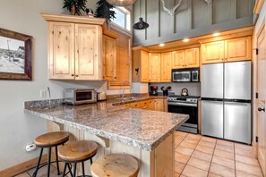Studio (3 Bedrooms) | Private kitchen | Fridge, microwave, oven, stovetop