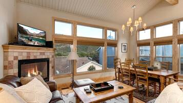 Studio (3 Bedrooms) | Dining