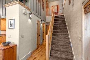 Studio (3 Bedrooms) | Staircase