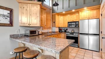 Studio (3 Bedrooms) | Private kitchen | Fridge, microwave, oven, stovetop