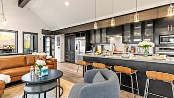 Estúdio (4 Bedrooms) | Cozinha privada | Geladeira, micro-ondas, fogão, cooktop