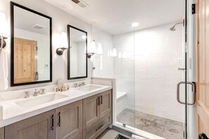 スタジオ (3 Bedrooms) | バスルーム | シャワー、デザイナーバスアメニティ