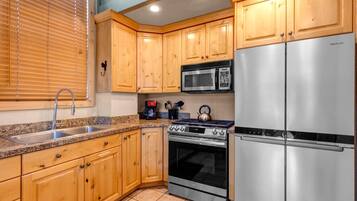 Studio (3 Bedrooms) | Private kitchen | Fridge, microwave, oven, stovetop