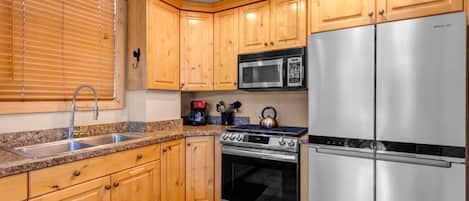 开间 (3 Bedrooms) | 私人厨房 | 冰箱、微波炉、烤箱、炉灶