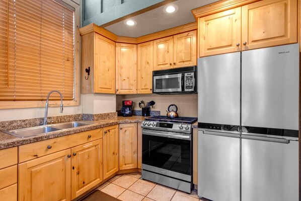 Studio (3 Bedrooms) | Private kitchen | Fridge, microwave, oven, stovetop