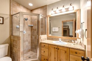 Estúdio (3 Bedrooms) | Banheiro | Chuveiro, produtos de toalete de grife