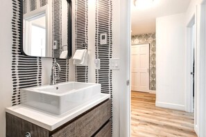 Studio (3 Bedrooms) | Bathroom | Shower, designer toiletries, towels, toilet paper