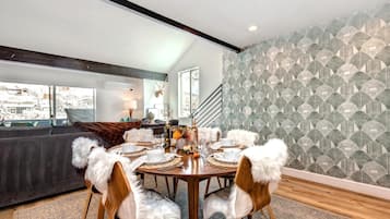 Studio (3 Bedrooms) | Tempat makan