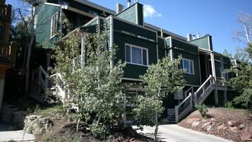 Studio (3 Bedrooms) | Exterior