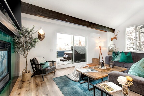 Studio (3 Bedrooms) | Living room | TV, fireplace