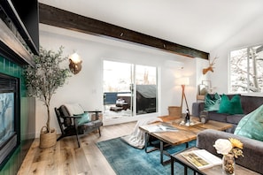 Studio (3 Bedrooms) | Living room | TV, fireplace