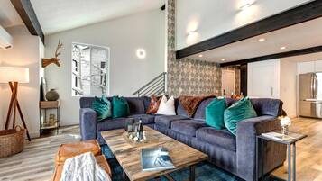 Studio (3 Bedrooms) | Living room | TV, fireplace