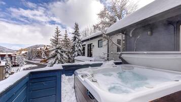 Studio (3 Bedrooms) | Bathroom | Shower, designer toiletries, towels, toilet paper