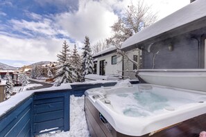 Estúdio (3 Bedrooms) | Banheiro | Chuveiro, produtos de toalete de grife, toalhas de banho 