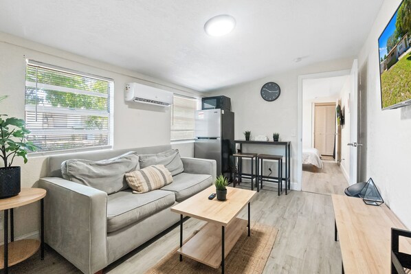 Smart TV - Stylish Queen Suite : Near Beach + Shops + Dining (Fort Lauderdale)