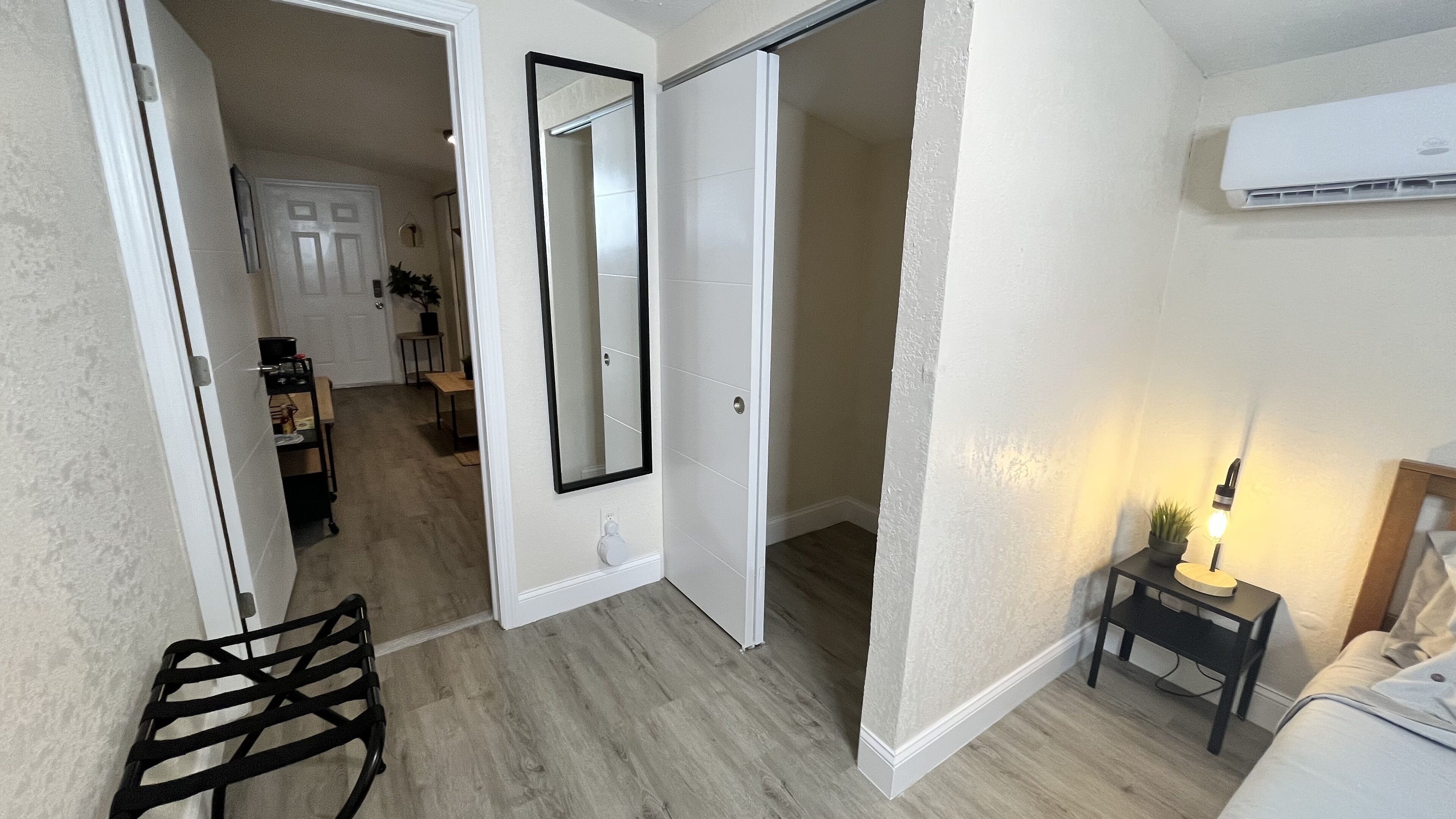 Mid Modern Queen Suite - Lauderdale by the Sea