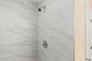 Douche, sèche-cheveux, serviettes fournies, savon