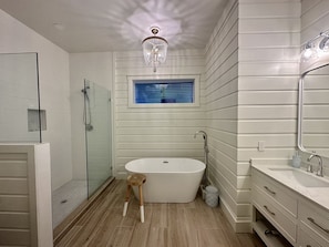 Bathtub, hair dryer, towels, soap - Luxury beachfront home, Heated private pool, Five King suites w/ ensuite baths! (Georgetown)