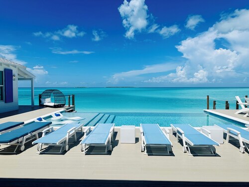 Luxury beachfront home, Heated private pool, Five King suites w/ ensuite baths!