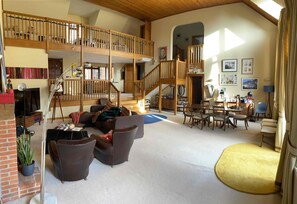 TV, fireplace, computer monitors, printers - Gorgeous holiday home in the Surrey Hills (Farnham)