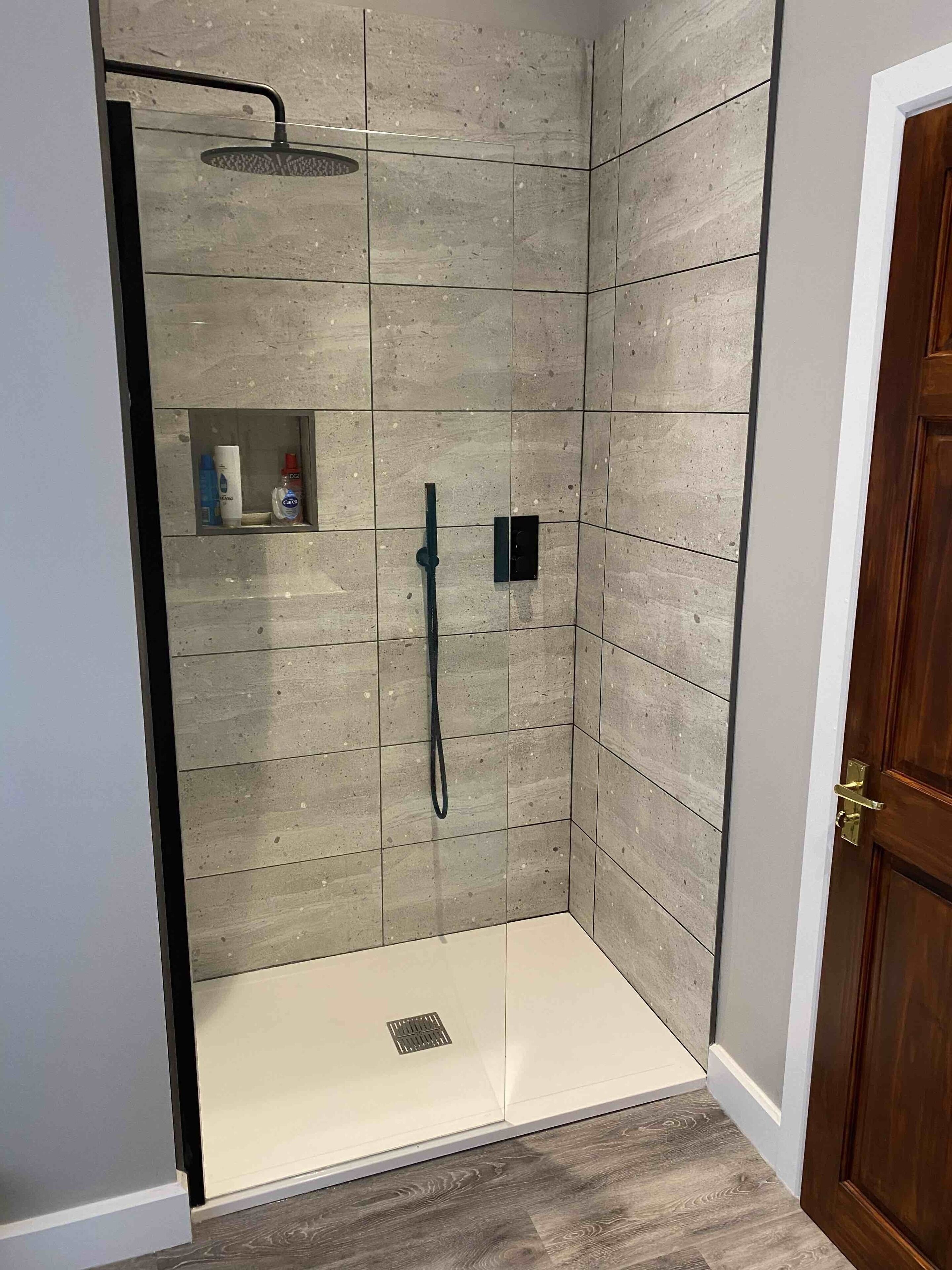 Combined shower/bathtub, hair dryer, towels, soap