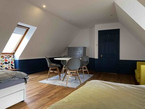 5 bedrooms, desk, iron/ironing board, free WiFi