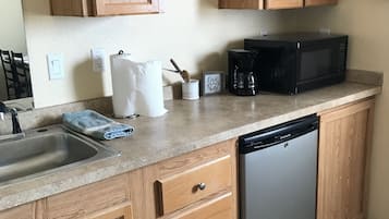 Refrigerador, microondas, parrilla de estufa y cafetera y tetera