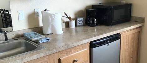 Geladeira, micro-ondas, cooktop, cafeteira/chaleira