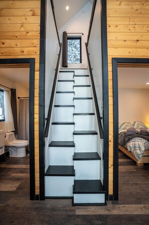 2 bedrooms, travel crib, free WiFi, bed sheets