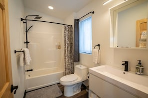 Combined shower/tub, hair dryer, towels