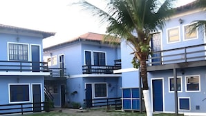 A blue building with multiple balconies and windows. - Cabo Frio Parque Burle Aluguel Economico (Cabo Frio)
