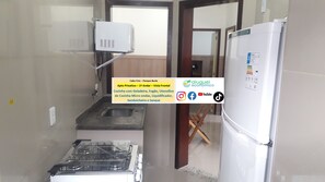 Basic Apartment | Private kitchen | Fridge, microwave, blender, cookware/dishes/utensils - Cabo Frio Parque Burle Aluguel Economico (Cabo Frio)