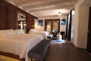 Junior suite doble | Seprai premium, brankas, meja kerja, dan tirai kedap cahaya