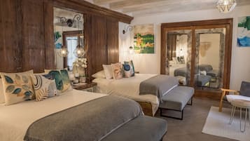 Suite doble | Ropa de cama de alta calidad, caja fuerte, escritorio y cortinas opacas